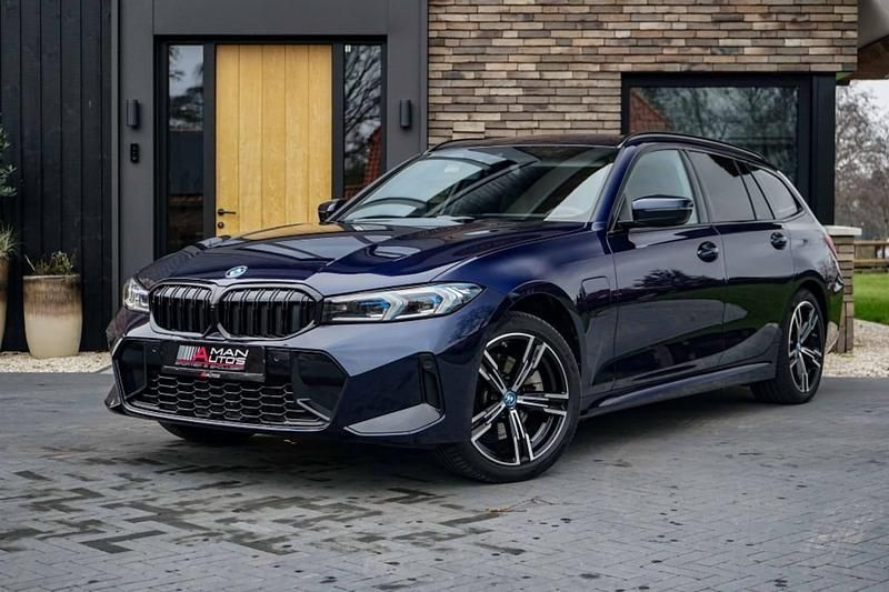 Blauw (metallic) Occasion 2023 BMW 330e M Sport Stationwagen | € 39.850 (Super prijs) - Afbeelding 1/4