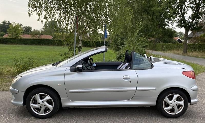 Grijs (metallic) Gebruikt 2005 Peugeot 206 CC Cabriolet | € 1.350 - Afbeelding 1/4