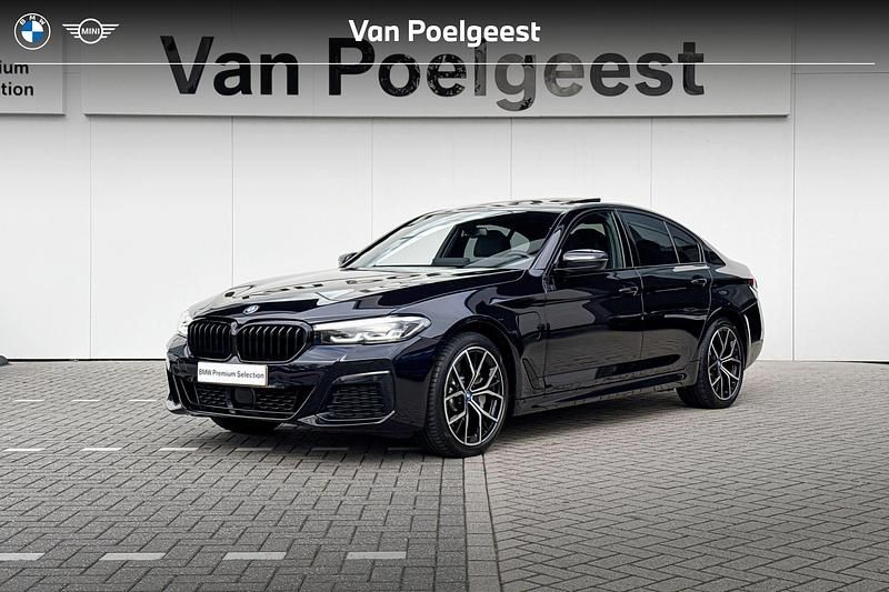 M carbonschwarz Occasion 2023 BMW 530e Executive Sedan | € 42.800 (Eerlijke prijs) - Afbeelding 1/4