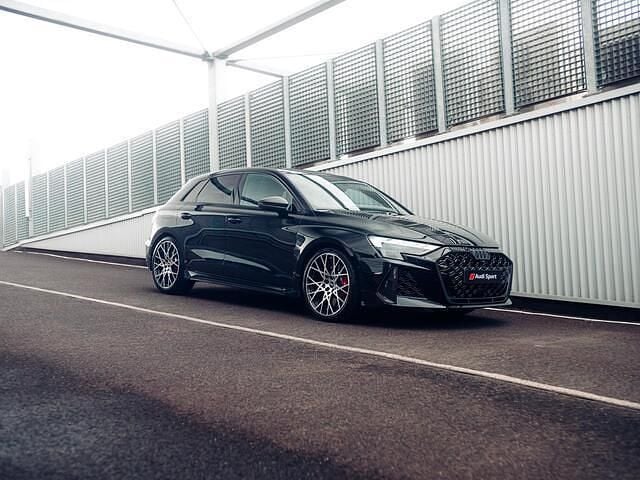 Zwart Nieuw 2025 Audi RS3 Sportback Hatchback | € 118.900 - Afbeelding 1/4