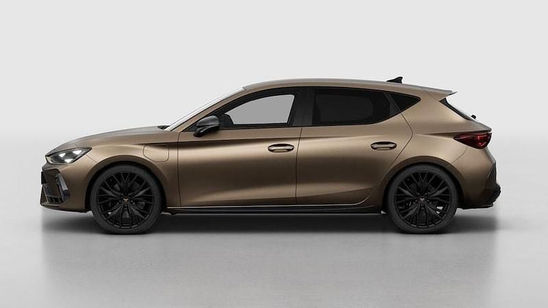 Nieuw Cupra Leon VZ 272 PK (200 kW) 2025 Bruin (mat) Hatchback