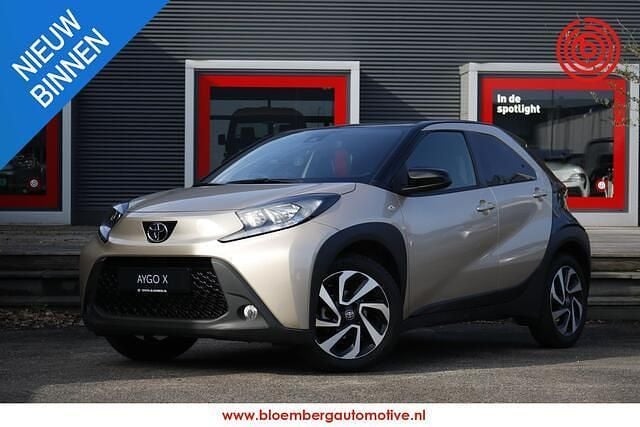 Bruin Gebruikt 2023 Toyota Aygo Pulse Hatchback | € 18.400 (Eerlijke prijs) - Afbeelding 1/4