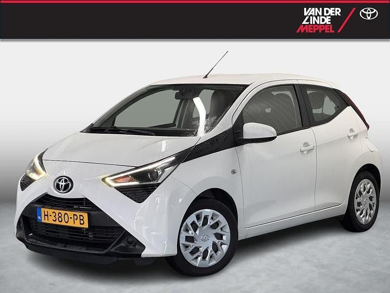 Wit Occasion 2020 Toyota Aygo X-play Hatchback | € 10.950 (Eerlijke prijs) - Afbeelding 1/4
