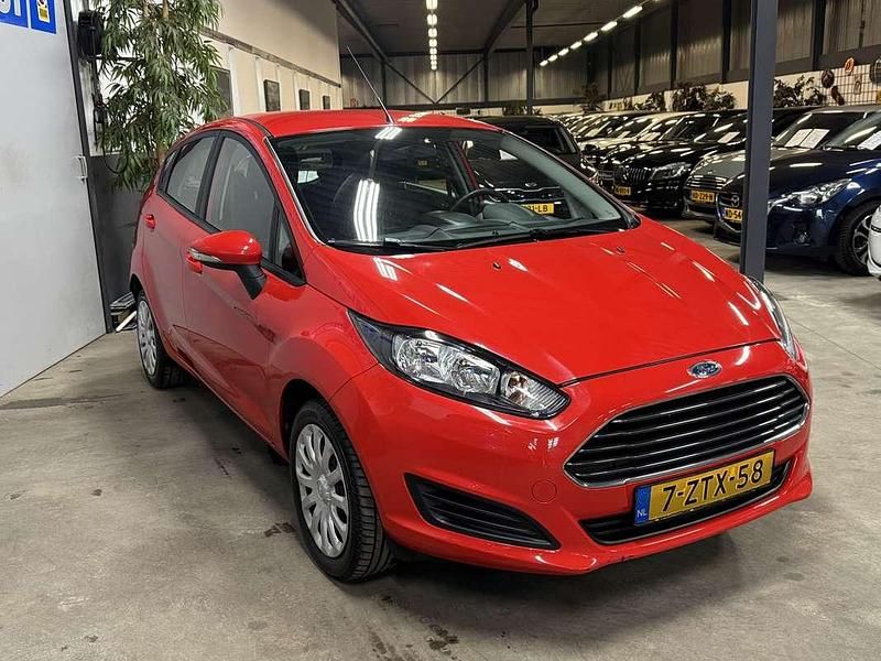 Occasion Ford Fiesta Style 67 PK (49 kW) 2015 Rood Hatchback