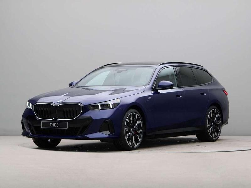Blauw, metallic lak Nieuw 2025 BMW 550e Comfort Edition Stationwagen | € 120.614 - Afbeelding 1/4