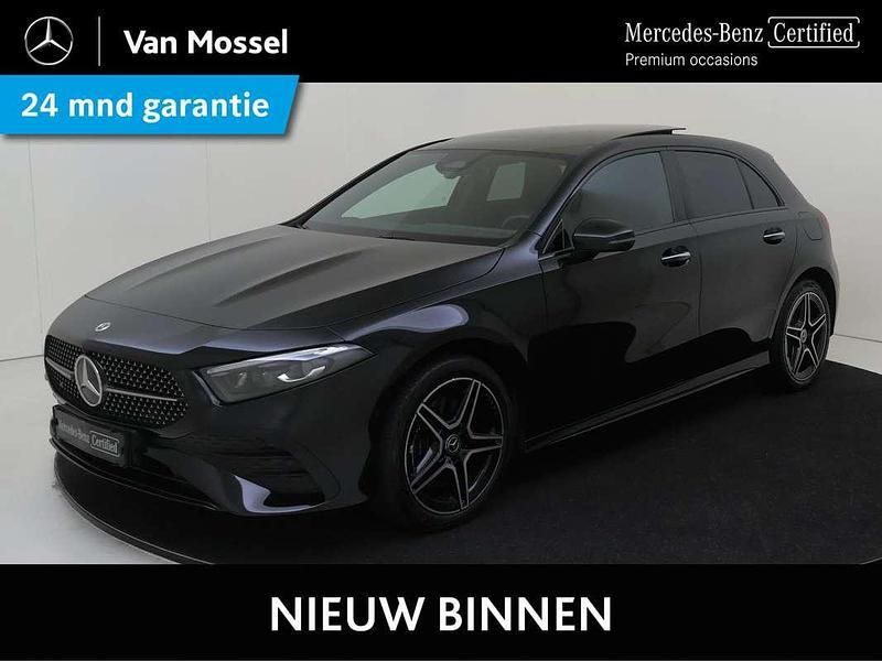 Zwart Gebruikt 2023 Mercedes A250 AMG line Hatchback | € 35.945 (Eerlijke prijs) - Afbeelding 1/4