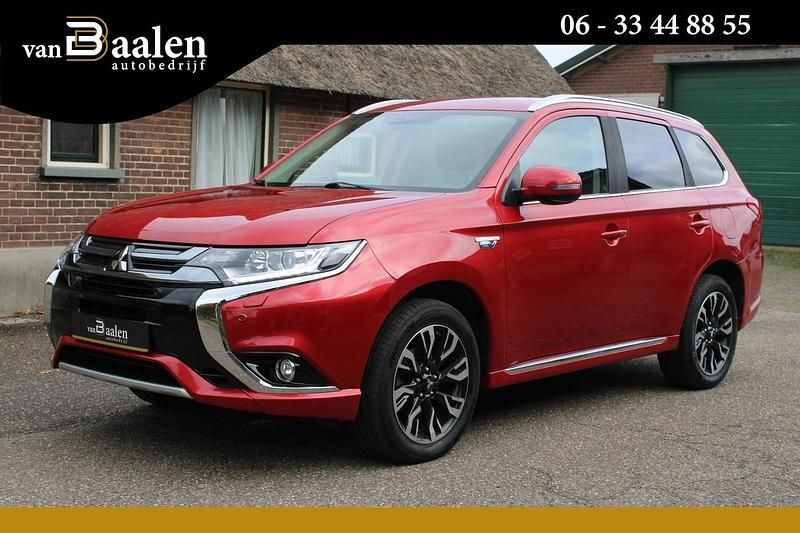 Rood (parellak) Occasion 2018 Mitsubishi Outlander P-HEV SUV | € 16.950 (Goede deal) - Afbeelding 1/4