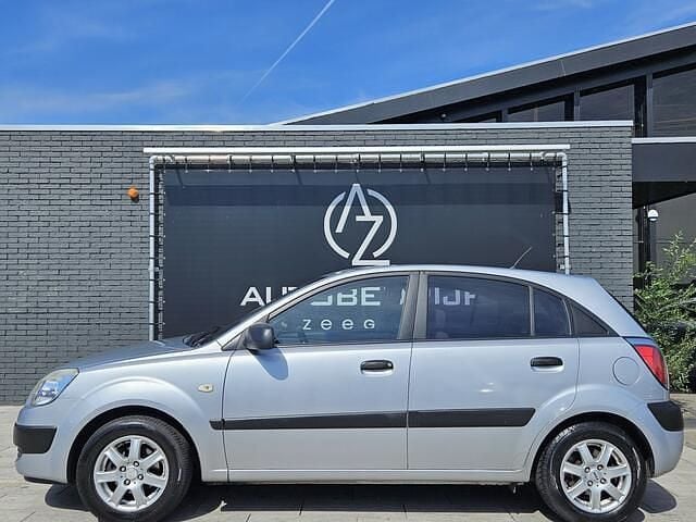 Grijs Gebruikt 2006 Kia Rio Hatchback | € 1.999 (Eerlijke prijs) - Afbeelding 1/4