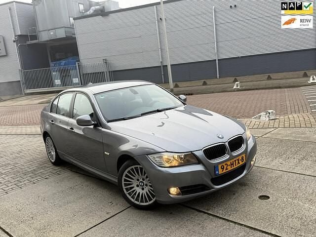 Grijs Occasion 2009 BMW 318 Sedan | € 6.850 (Eerlijke prijs) - Afbeelding 1/4
