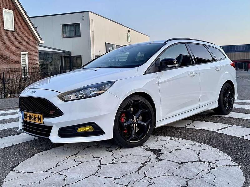 Wit Occasion 2015 Ford Focus ST Stationwagen | € 14.750 (Goede deal) - Afbeelding 1/4