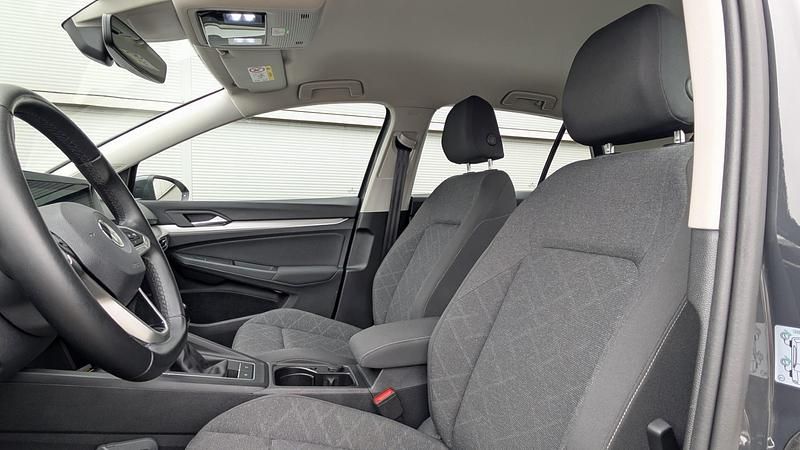 Occasion VW Golf VIII Life 110 PK (80 kW) 2022 Grijs Hatchback