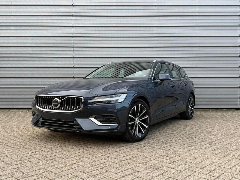 Blauw Occasion 2023 Volvo V60 Plus Stationwagen | € 37.900 (Eerlijke prijs) - Afbeelding 1/4