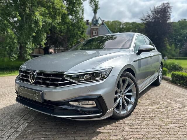 Grijs, metallic lak Gebruikt 2020 VW Passat Business Sedan | € 18.444 (Eerlijke prijs) - Afbeelding 1/4