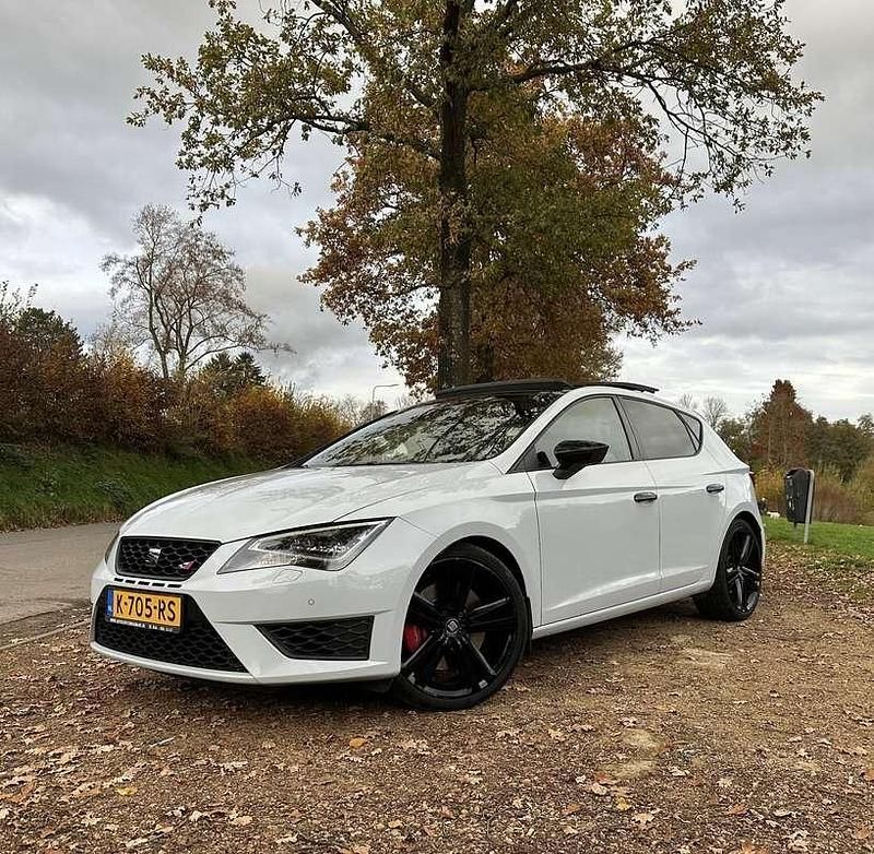 Grijs Occasion 2017 Seat Leon Cupra 290 Stationwagen | € 21.750 (Eerlijke prijs) - Afbeelding 1/4