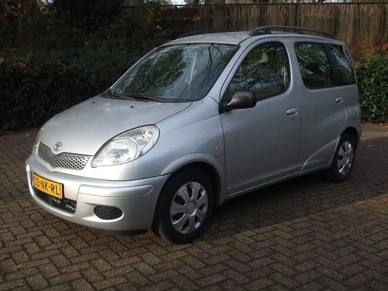 Grijs (metallic) Gebruikt 2003 Toyota Yaris Verso Sol MPV | € 4.249 (Eerlijke prijs) - Afbeelding 1/4