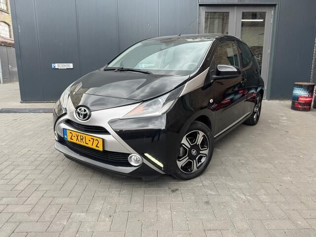 Zwart Gebruikt 2014 Toyota Aygo X-clusiv Hatchback | € 8.450 (Eerlijke prijs) - Afbeelding 1/4
