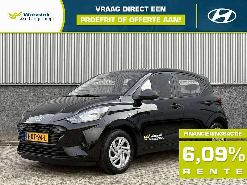 Zwart (metallic) Occasion 2025 Hyundai i10 Comfort Hatchback | € 18.499 (Goede deal) - Afbeelding 1/3