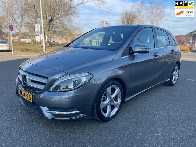 Grijs Gebruikt 2013 Mercedes B180 Ambition MPV | € 12.395 (Eerlijke prijs) - Afbeelding 1/4
