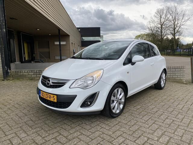 Wit Gebruikt 2012 Opel Corsa Edition Hatchback | € 3.945 (Iets duurder) - Afbeelding 1/4