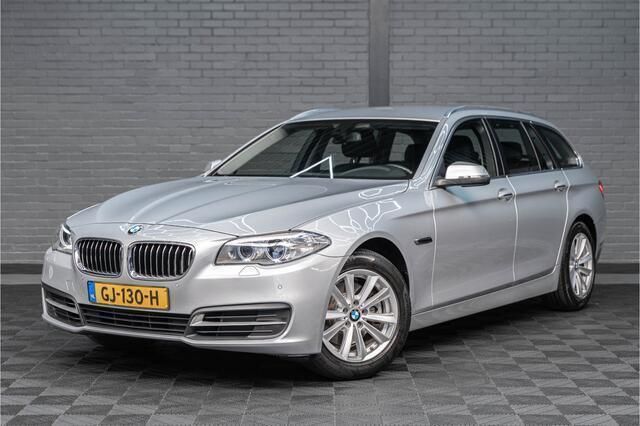 Grijs, metallic lak Gebruikt 2015 BMW 520 Executive Stationwagen | € 18.900 (Eerlijke prijs) - Afbeelding 1/4
