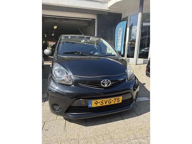 Zwart Gebruikt 2013 Toyota Aygo Hatchback | € 2.350 (Eerlijke prijs) - Afbeelding 1/4