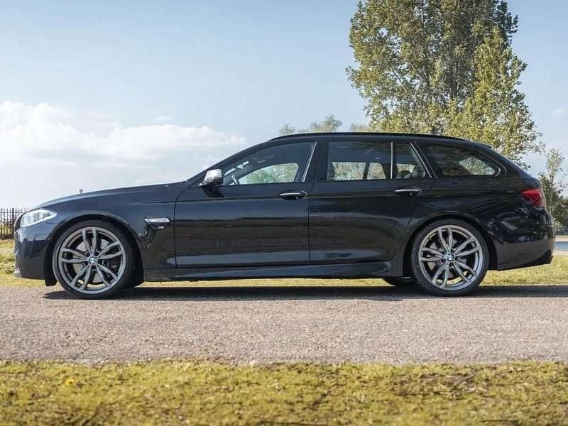 Zwart Gebruikt 2014 BMW M550 Sedan | € 18.350 (Goede deal) - Afbeelding 1/4