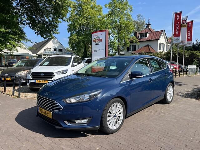 Blauw Occasion 2015 Ford Focus Titanium Sedan | € 6.950 (Eerlijke prijs) - Afbeelding 1/4