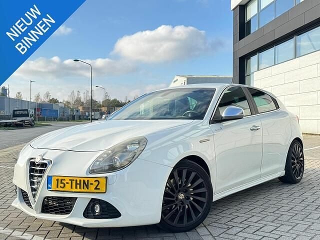 Wit Gebruikt 2012 Alfa Romeo Giulietta Hatchback | € 3.477 (Eerlijke prijs) - Afbeelding 1/4