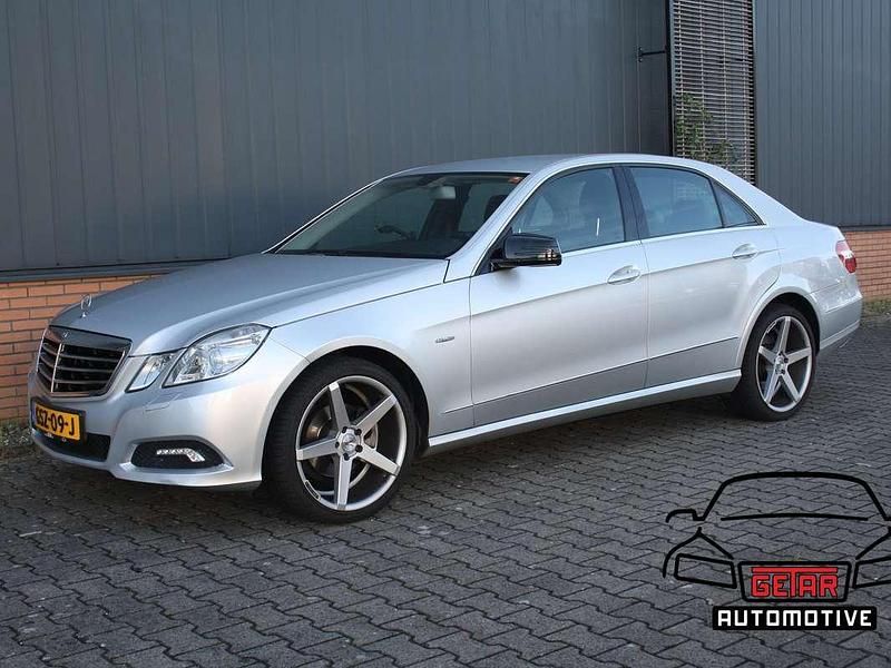 Grijs, metallic lak Gebruikt 2010 Mercedes E200 Sedan | € 11.900 (Goede deal) - Afbeelding 1/4