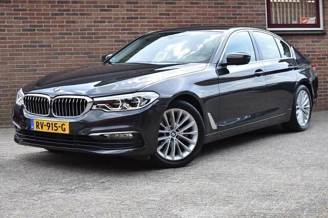 Grijs, metallic lak Gebruikt 2018 BMW 520 Executive Sedan | € 20.949 (Super prijs) - Afbeelding 1/4