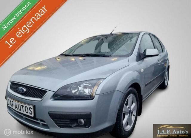 Grijs Gebruikt 2005 Ford Focus Hatchback | € 2.250 (Eerlijke prijs) - Afbeelding 1/4