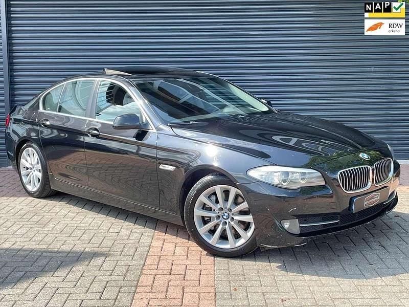 Zwart Gebruikt 2010 BMW 525 Executive Sedan | € 7.990 (Eerlijke prijs) - Afbeelding 1/4