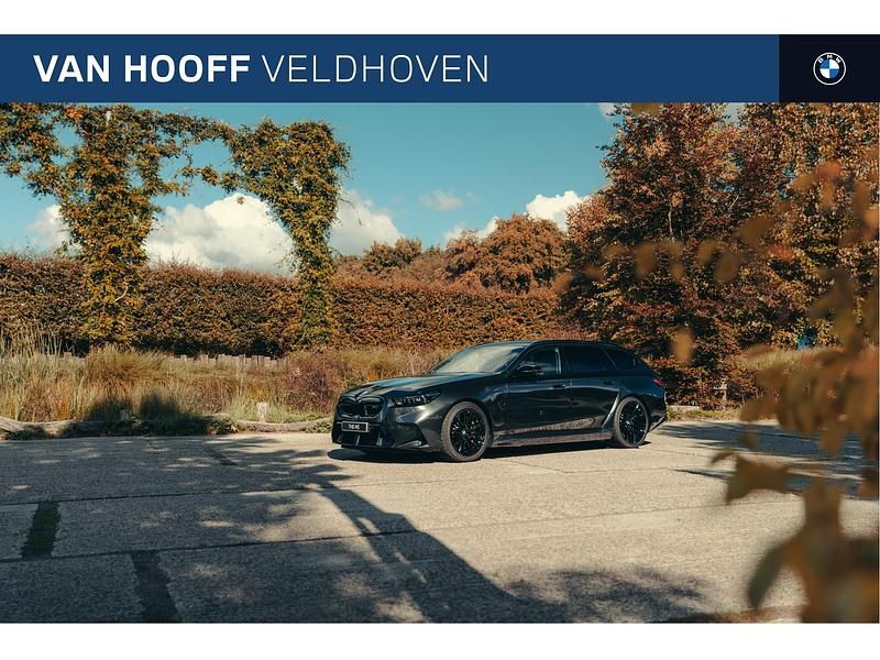 Grijs Nieuw 2025 BMW M5 Comfort Edition Stationwagen | € 173.950 - Afbeelding 1/4