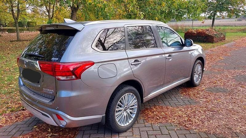 Occasion Mitsubishi Outlander P-HEV Intense 224 PK (164 kW) 2019 Zilver SUV