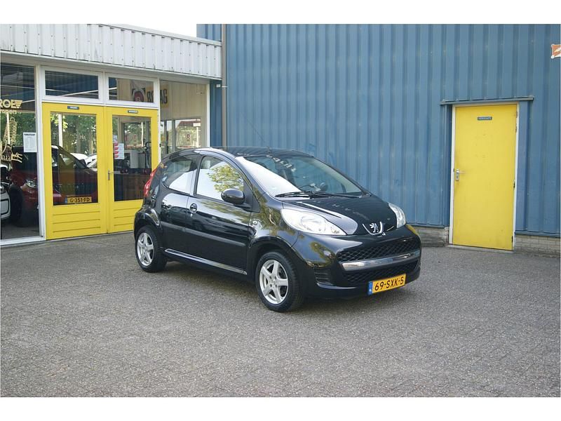 Zwart Gebruikt 2011 Peugeot 107 Hatchback | € 4.950 (Duur) - Afbeelding 1/4
