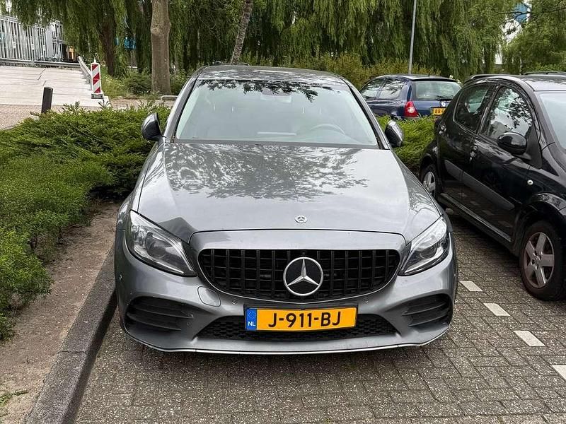 Grijs Gebruikt 2018 Mercedes C220 Hatchback | € 28.000 - Afbeelding 1/4