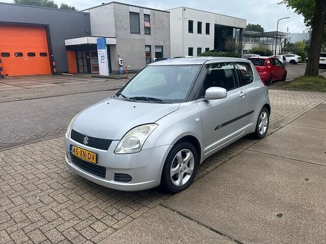 Grijs Gebruikt 2006 Suzuki Swift GLS Hatchback | € 1.495 (Eerlijke prijs) - Afbeelding 1/4