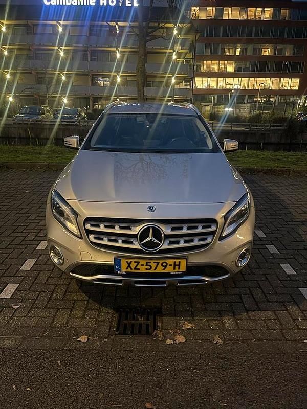 Grijs Gebruikt 2017 Mercedes GLA180 Premium Plus SUV | € 14.750 (Eerlijke prijs) - Afbeelding 1/4