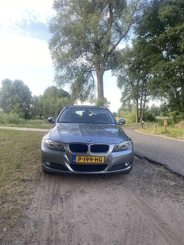 Grijs Gebruikt 2010 BMW 318 Stationwagen | € 5.700 (Eerlijke prijs) - Afbeelding 1/4