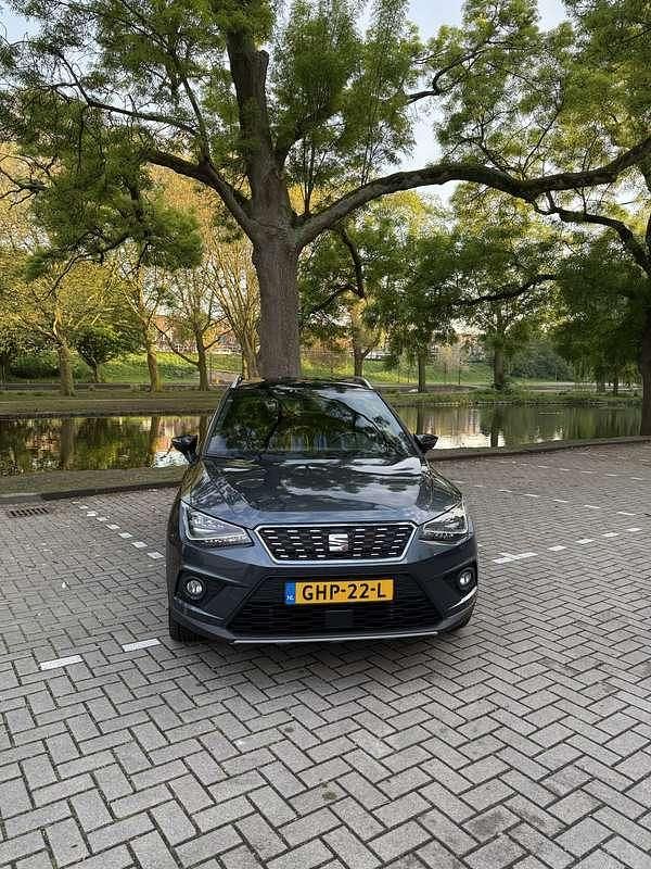 Grijs Gebruikt 2020 Seat Arona SUV | € 16.995 (Goede deal) - Afbeelding 1/4