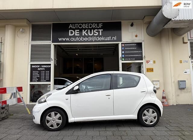 Wit Gebruikt 2010 Toyota Aygo Hatchback | € 1.950 (Goede deal) - Afbeelding 1/4