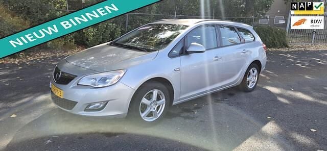 Grijs Gebruikt 2011 Opel Astra Edition Stationwagen | € 1.999 (Goede deal) - Afbeelding 1/3
