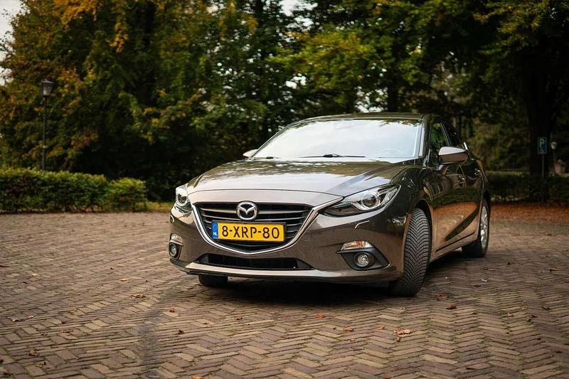 Bruin Gebruikt 2014 Mazda 3 Sedan | € 11.500 (Eerlijke prijs) - Afbeelding 1/4