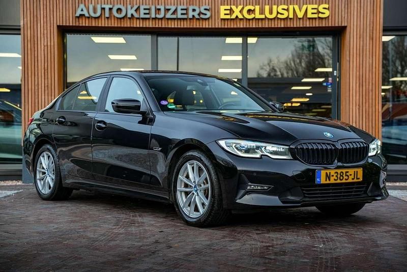 Zwart Occasion 2021 BMW 320e Comfort Edition Sedan | € 19.900 (Eerlijke prijs) - Afbeelding 1/4