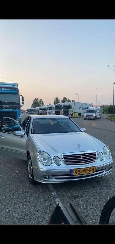Grijs Gebruikt 2004 Mercedes E320 Avantgarde Sedan | € 2.750 - Afbeelding 1/4