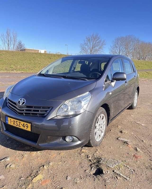 Grijs Occasion 2011 Toyota Verso Edition MPV | € 7.000 (Eerlijke prijs) - Afbeelding 1/4