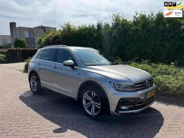 Grijs, metallic lak Gebruikt 2020 VW Tiguan Highline SUV | € 21.999 (Super prijs) - Afbeelding 1/4