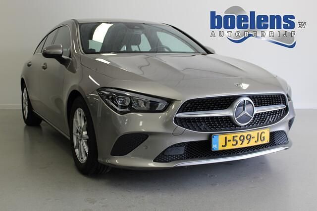 Grijs Gebruikt 2020 Mercedes CLA180 Shooting Brake Business Stationwagen | € 21.439 (Eerlijke prijs) - Afbeelding 1/4