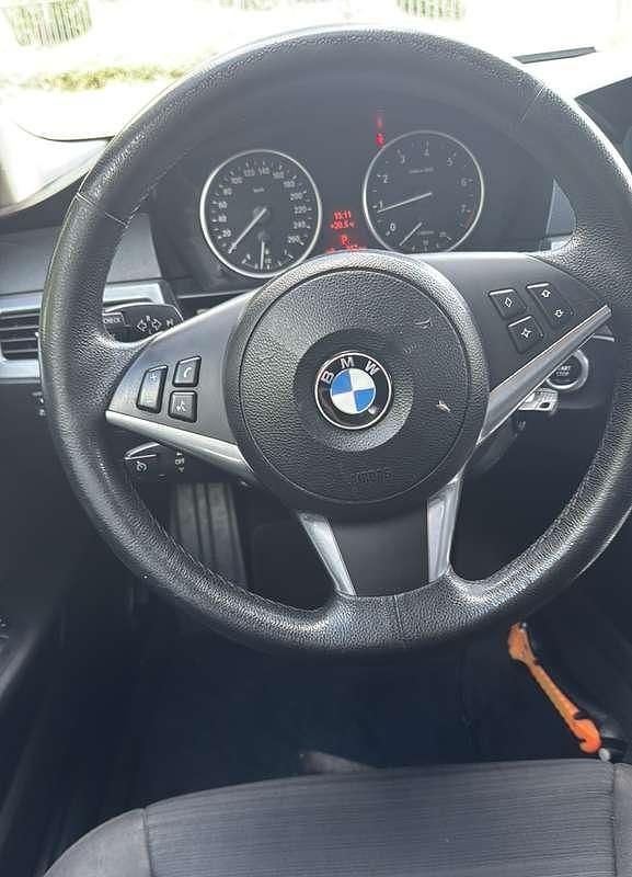Grijs Gebruikt 2008 BMW 520 Sedan | € 4.850 (Eerlijke prijs) - Afbeelding 1/4