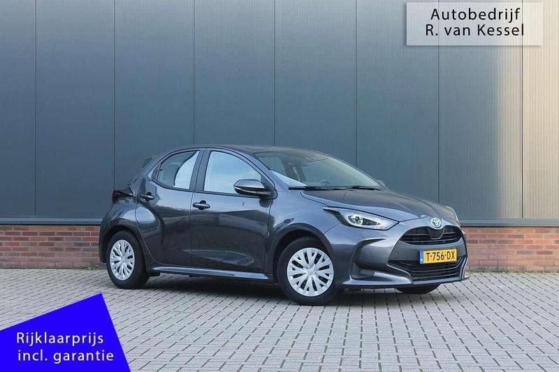 Grijs Gebruikt 2023 Toyota Yaris Hybrid Active Hatchback | € 19.740 (Goede deal) - Afbeelding 1/4